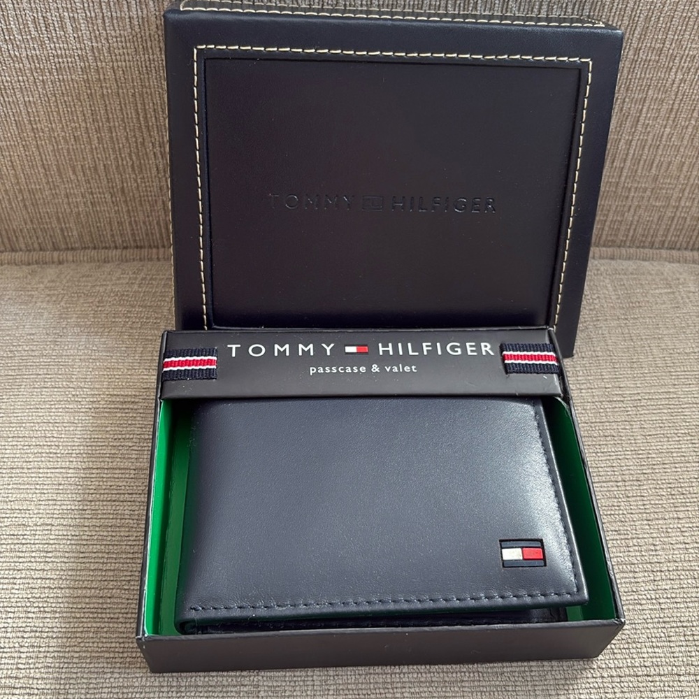 Tommy Hilfiger Wallet Navy NWT